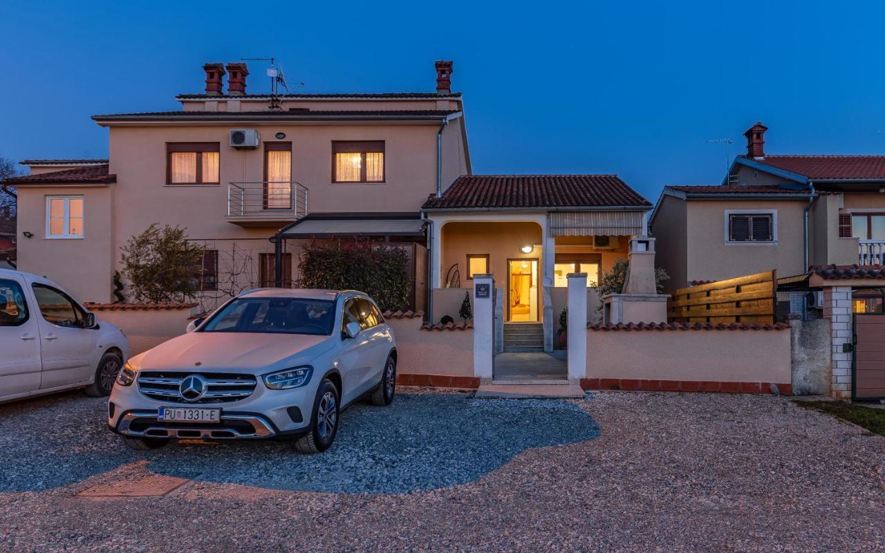 Case de vacanță Sweet House With Free Parking *